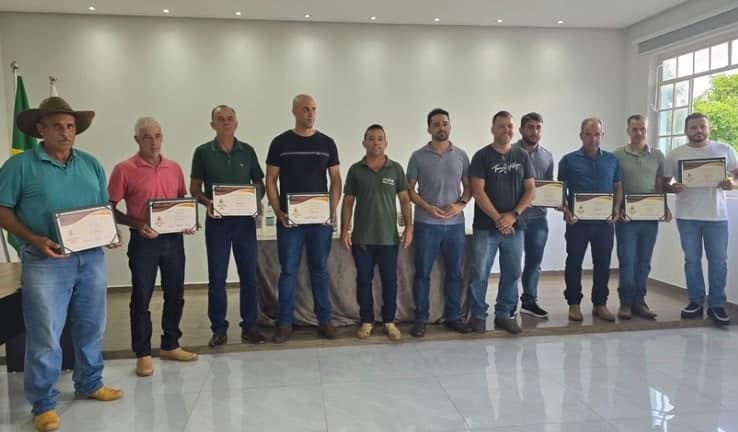 Produtores associados reunidos, cada um com o seu certificado em mãos